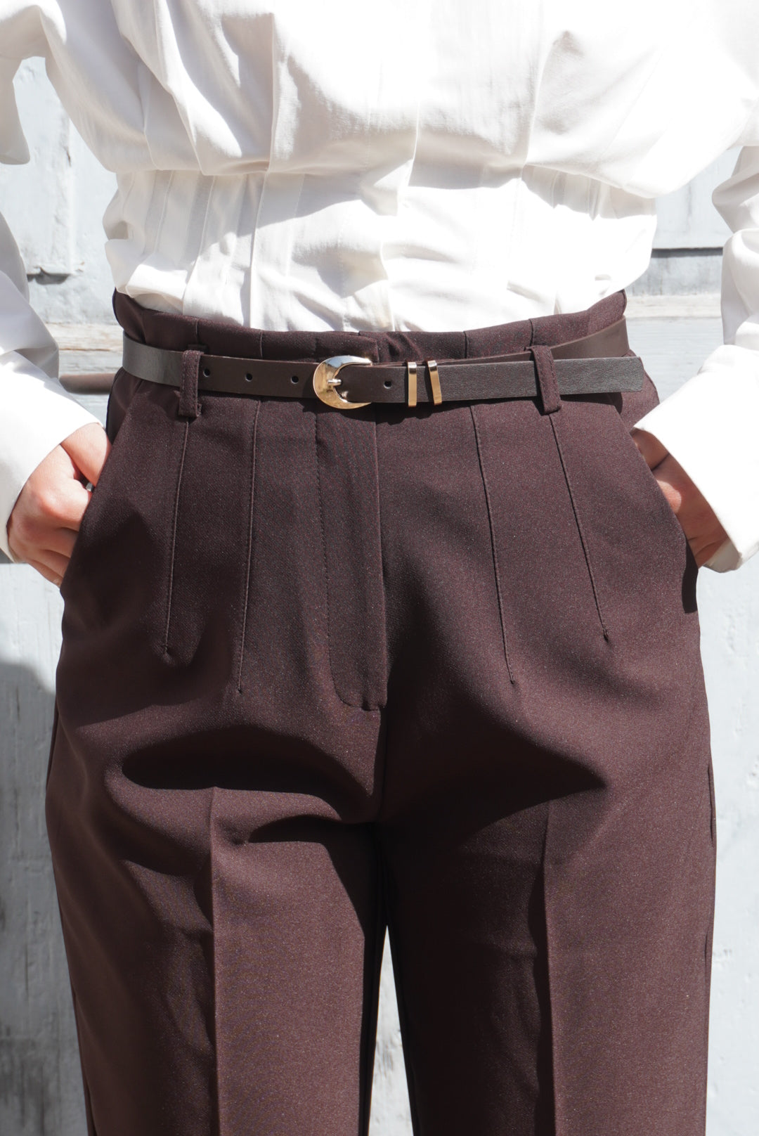 Klassiche Hose mit Gürtel