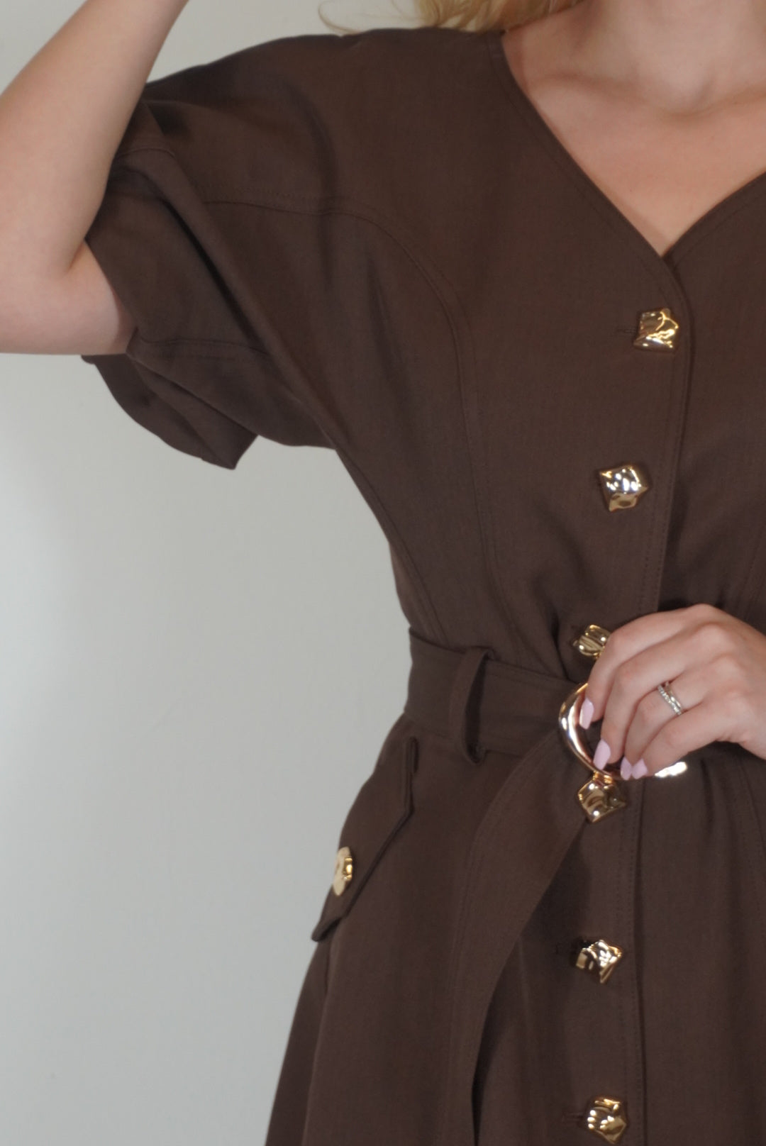 Kleid mit goldenen Details